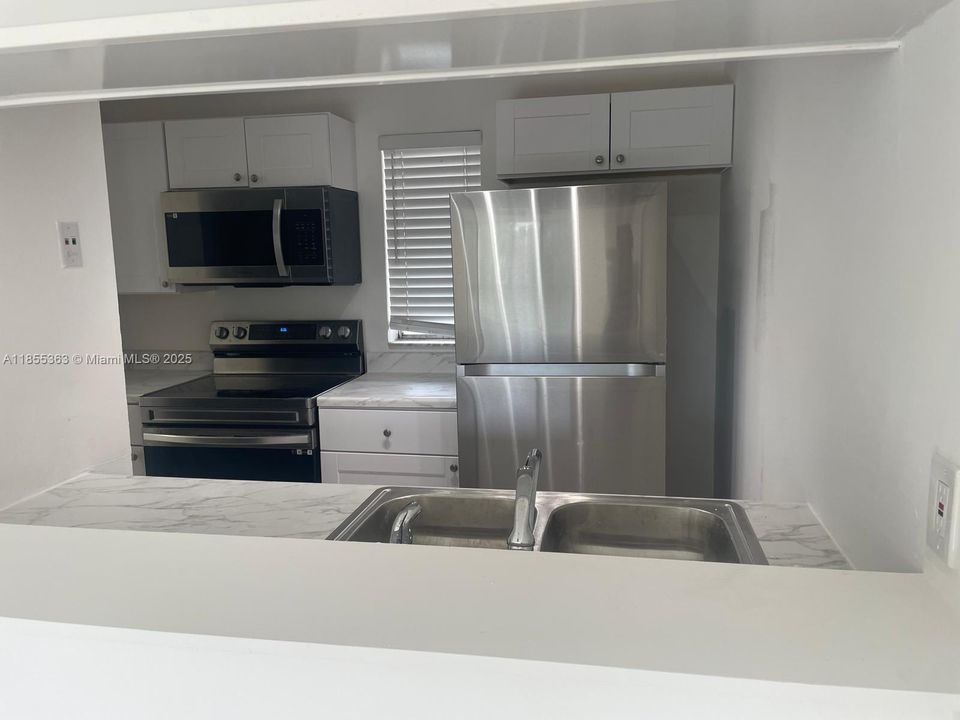 На продажу: $188,000 (2 спален, 2 ванн, 768 Квадратных фут)