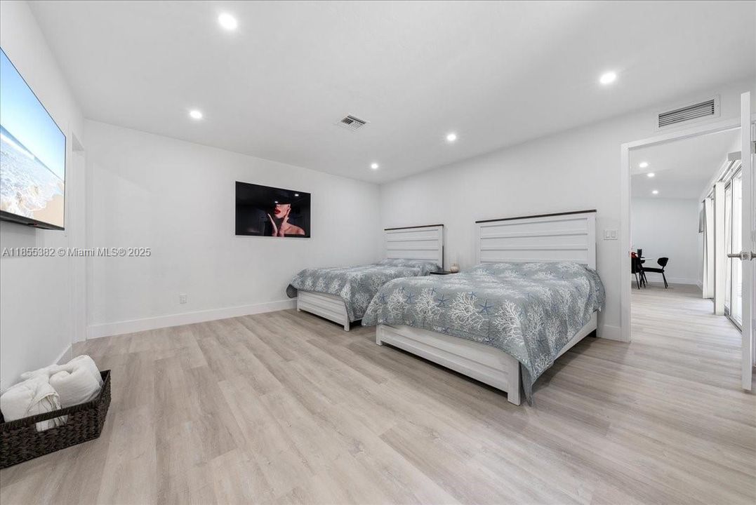 Recently Sold: $720,000 (3 beds, 2 baths, 1448 Square Feet)