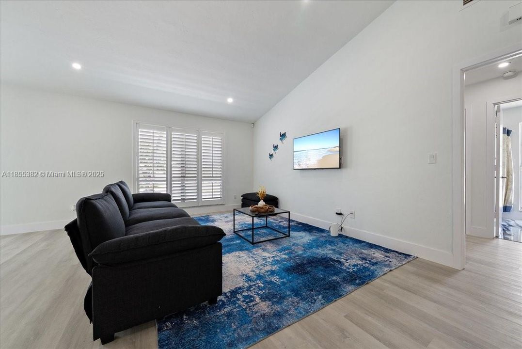 Recently Sold: $720,000 (3 beds, 2 baths, 1448 Square Feet)