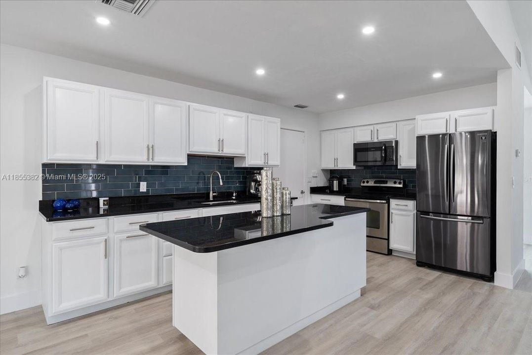 Recently Sold: $720,000 (3 beds, 2 baths, 1448 Square Feet)