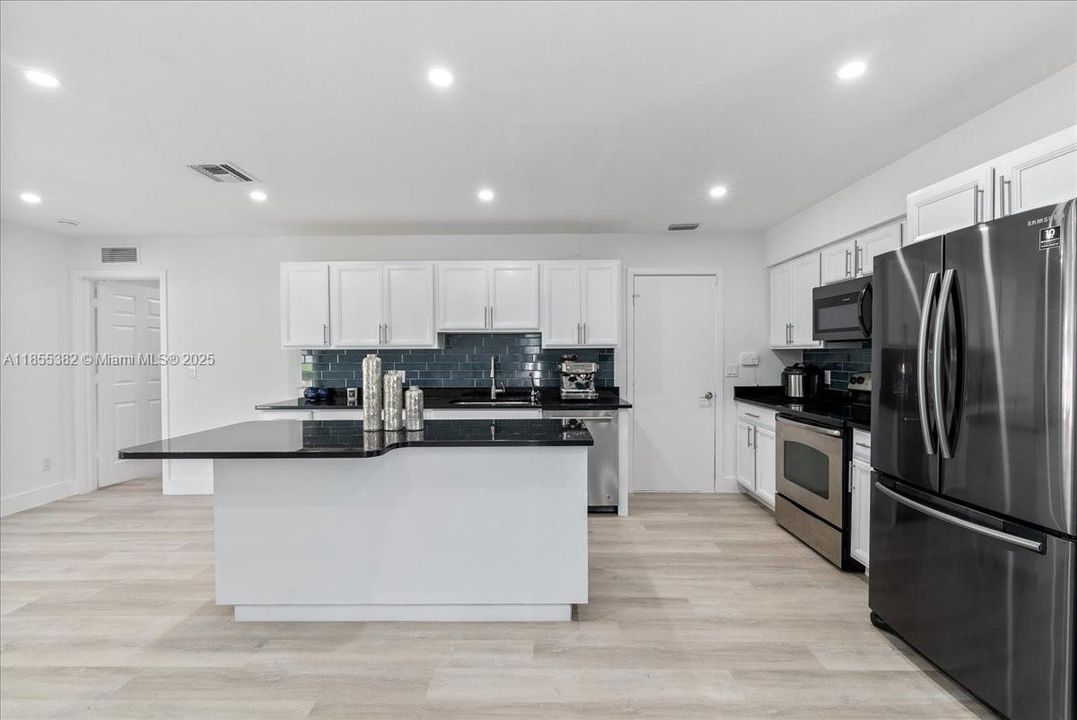 Recently Sold: $720,000 (3 beds, 2 baths, 1448 Square Feet)