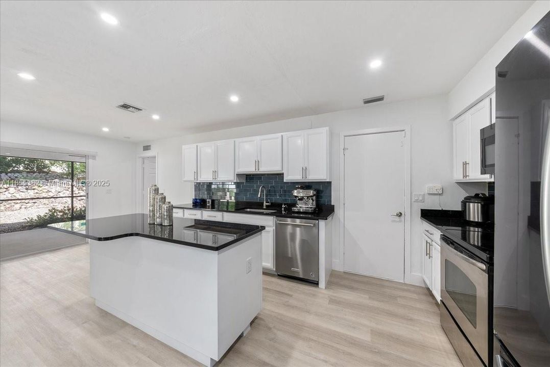 Recently Sold: $720,000 (3 beds, 2 baths, 1448 Square Feet)
