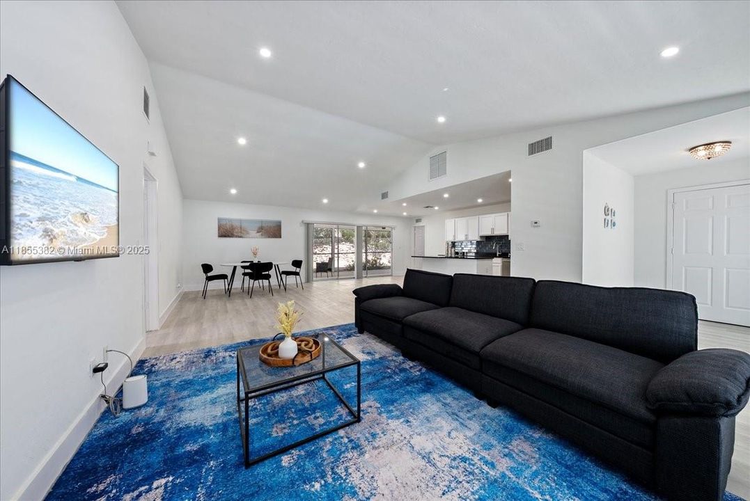Recently Sold: $720,000 (3 beds, 2 baths, 1448 Square Feet)