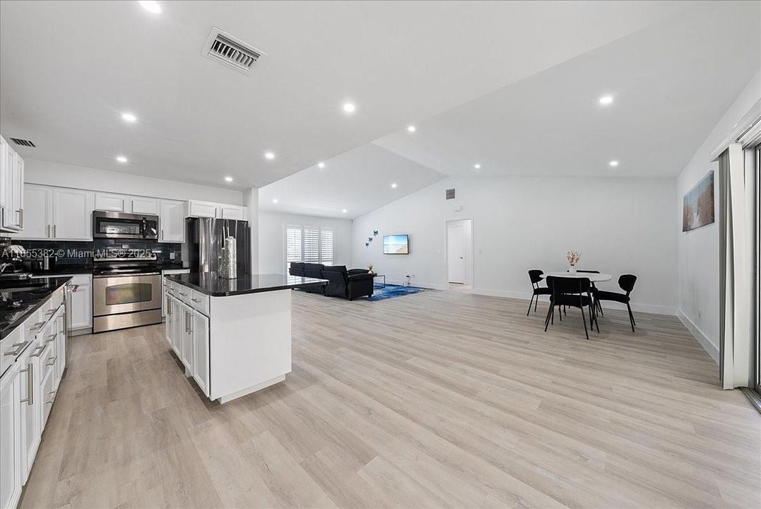 Recently Sold: $720,000 (3 beds, 2 baths, 1448 Square Feet)