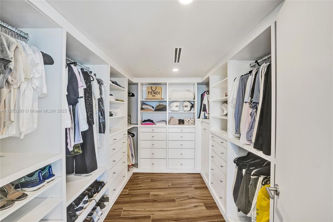 34- Walk-In Closet