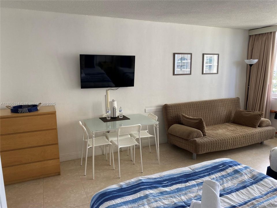 待售: $112,000 (0 贝兹, 1 浴室, 410 平方英尺)