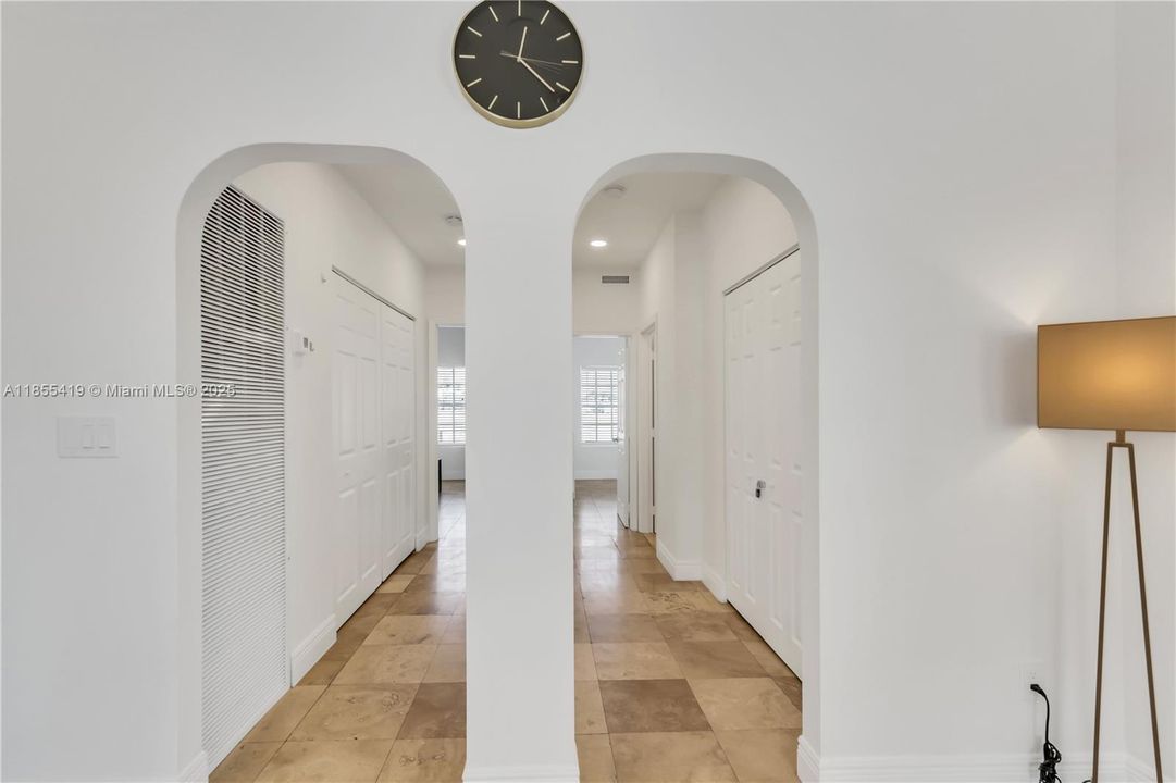 На продажу: $269,000 (2 спален, 2 ванн, 845 Квадратных фут)