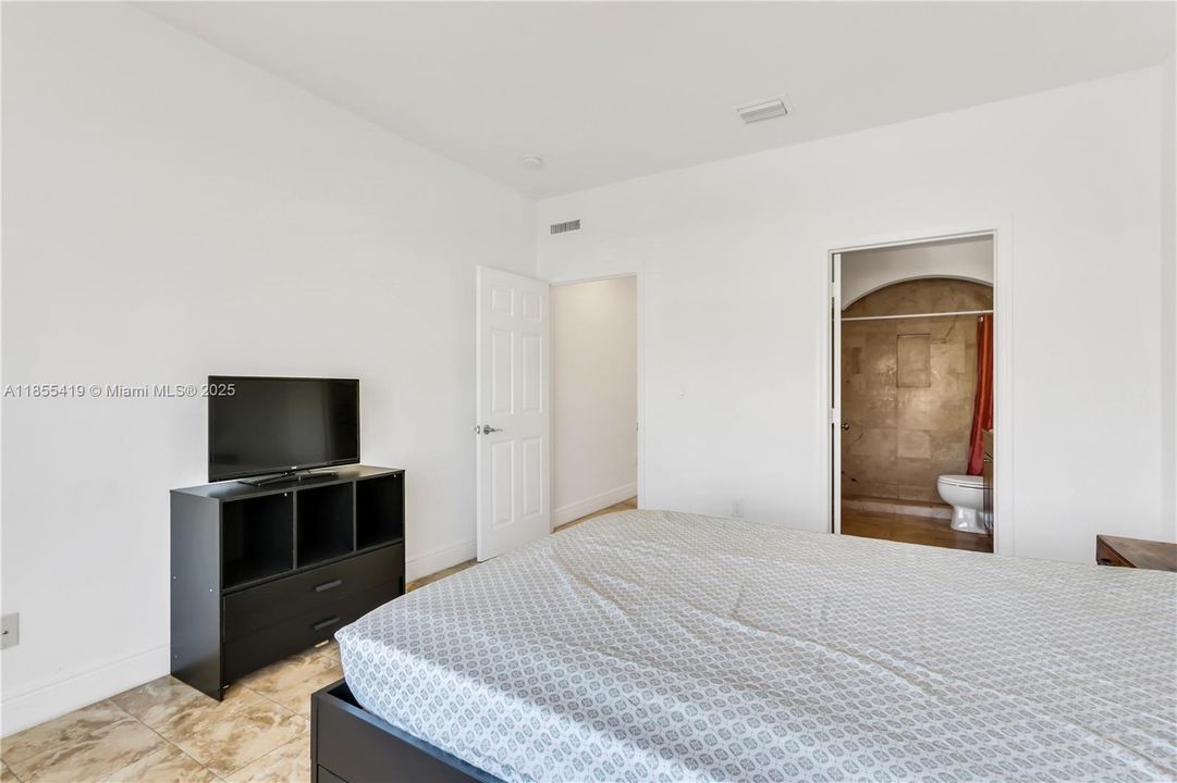 На продажу: $269,000 (2 спален, 2 ванн, 845 Квадратных фут)