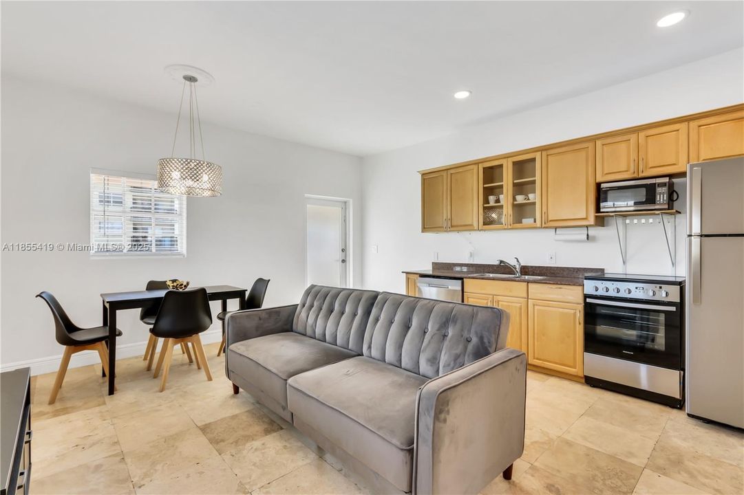 На продажу: $269,000 (2 спален, 2 ванн, 845 Квадратных фут)