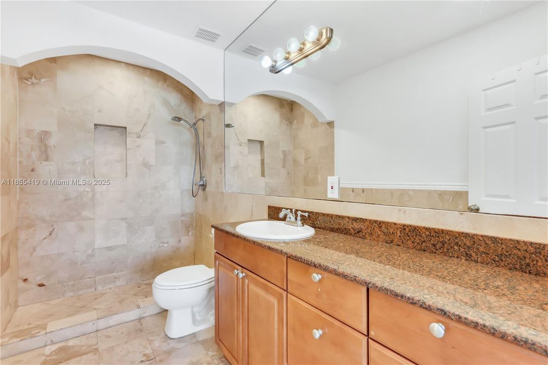 На продажу: $269,000 (2 спален, 2 ванн, 845 Квадратных фут)