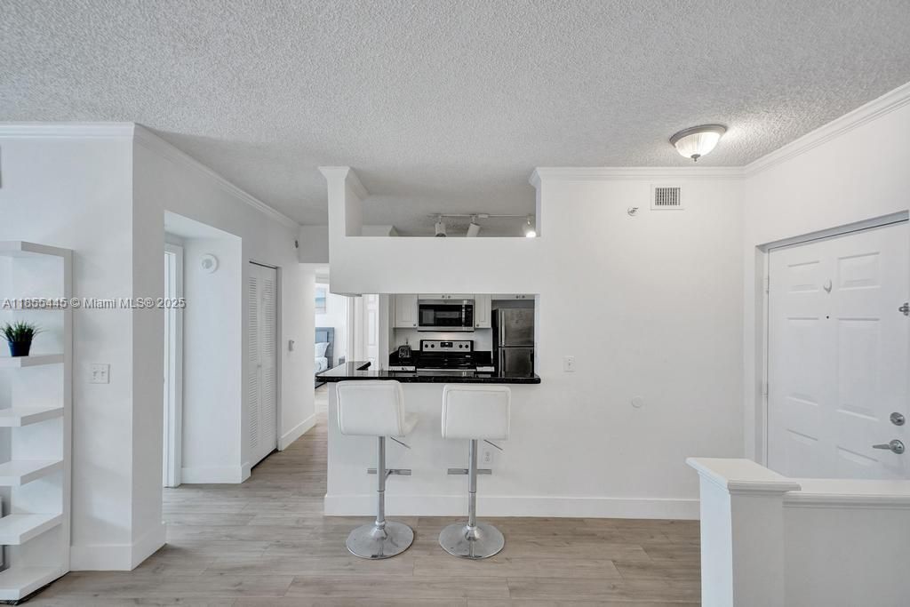 For Sale: $455,000 (2 beds, 1 baths, 907 Square Feet)