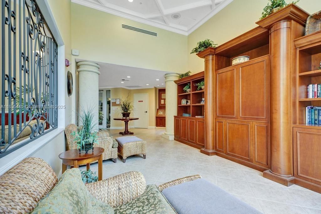For Sale: $455,000 (2 beds, 1 baths, 907 Square Feet)