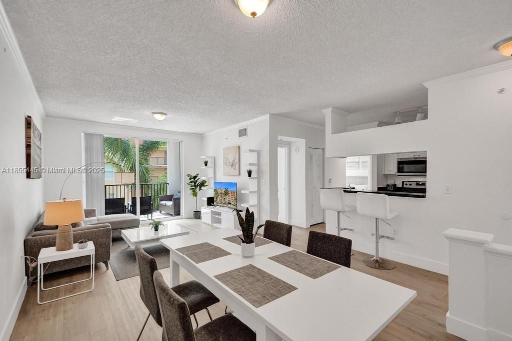 For Sale: $455,000 (2 beds, 1 baths, 907 Square Feet)