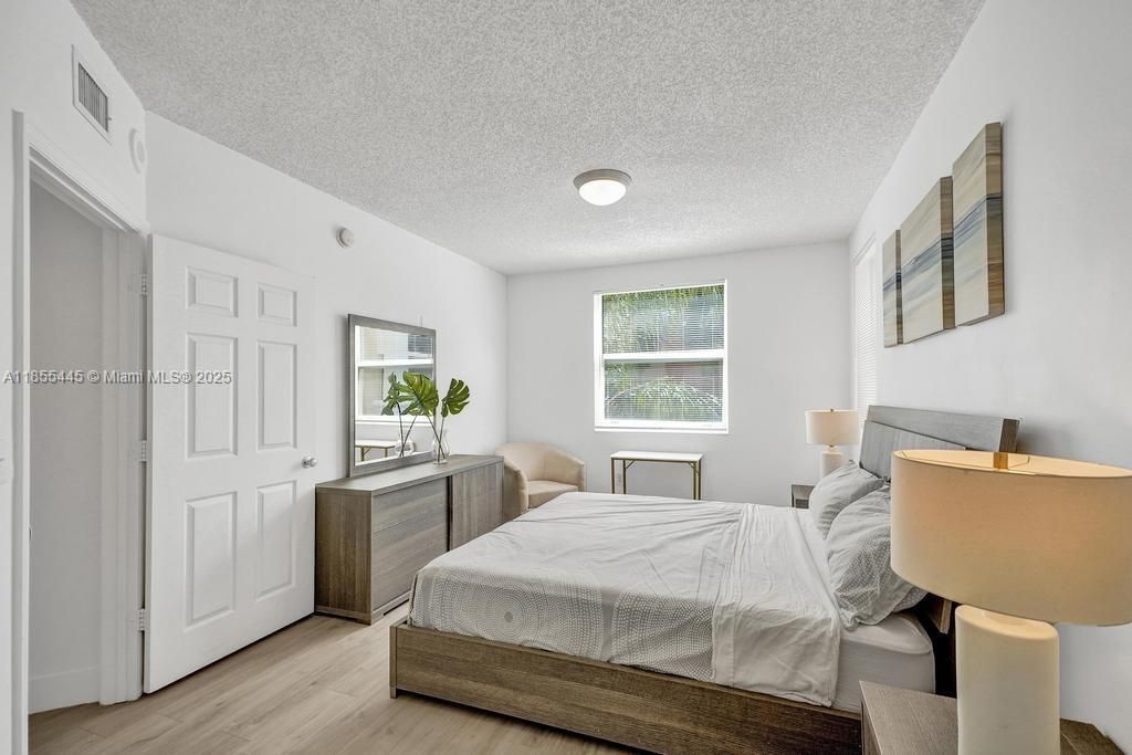 For Sale: $455,000 (2 beds, 1 baths, 907 Square Feet)