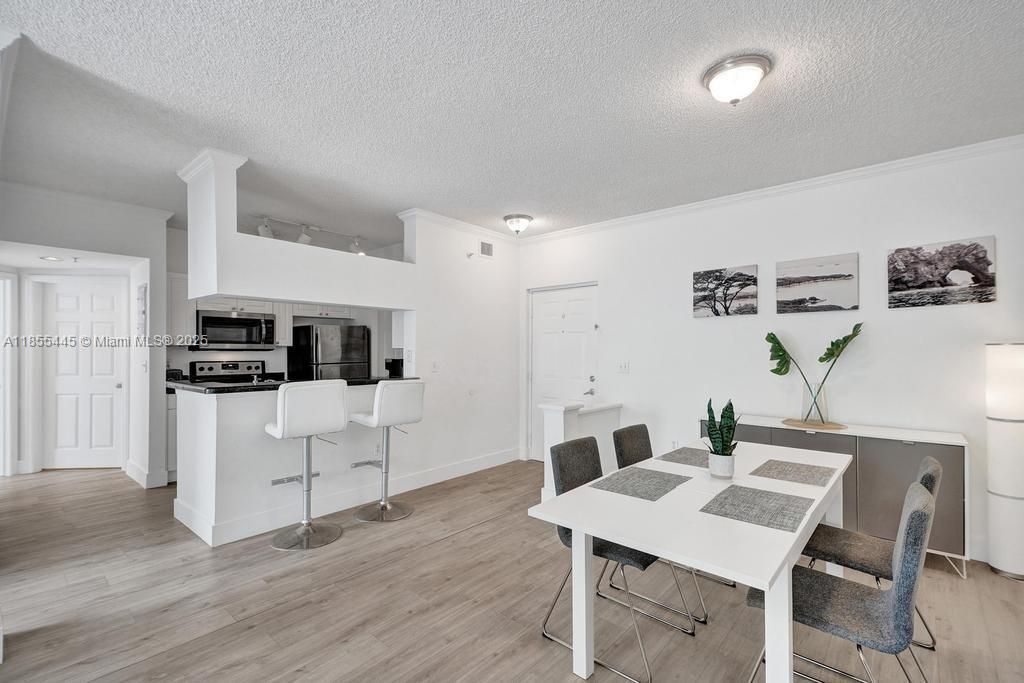 For Sale: $455,000 (2 beds, 1 baths, 907 Square Feet)