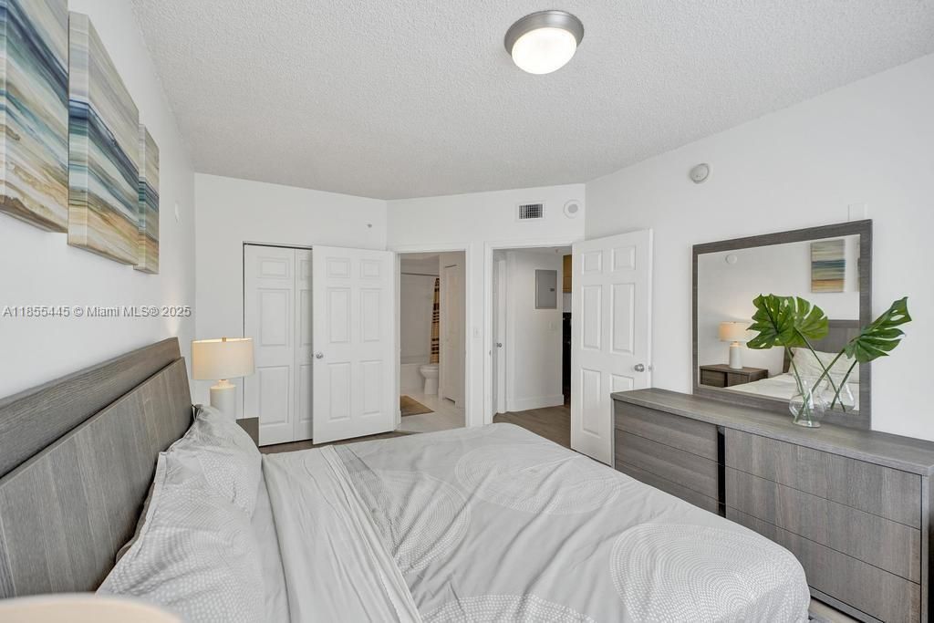 For Sale: $455,000 (2 beds, 1 baths, 907 Square Feet)