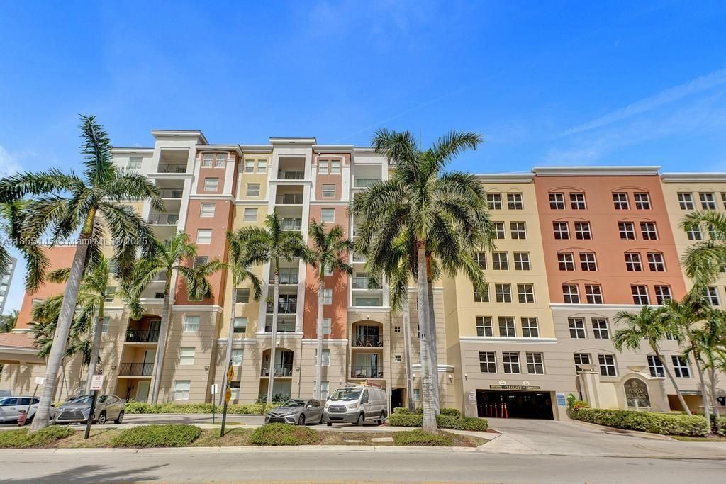 For Sale: $455,000 (2 beds, 1 baths, 907 Square Feet)