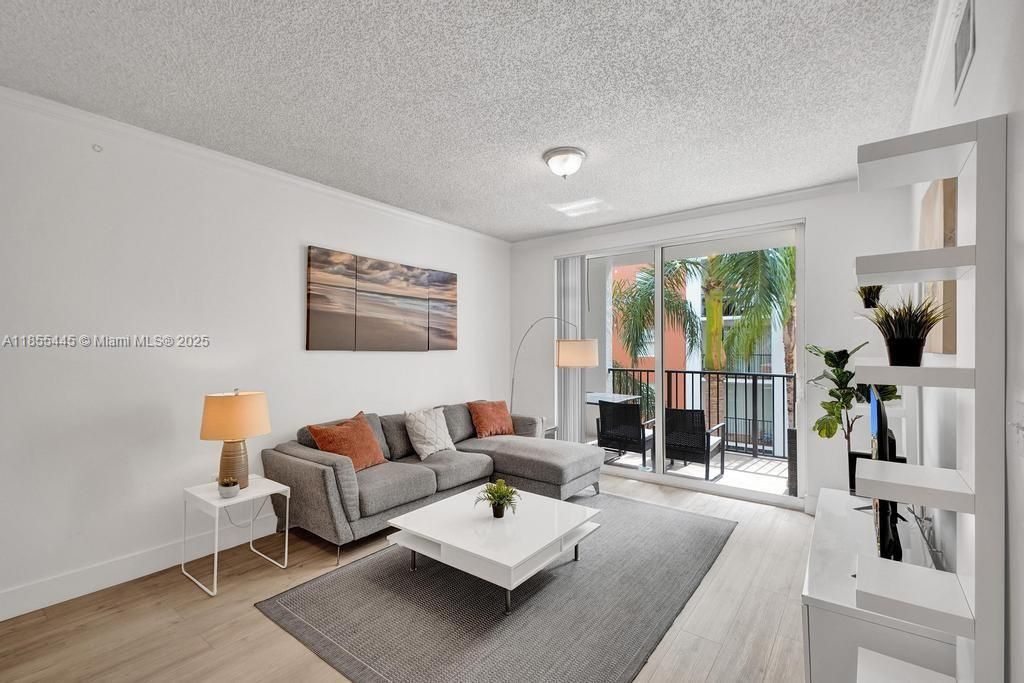 For Sale: $455,000 (2 beds, 1 baths, 907 Square Feet)