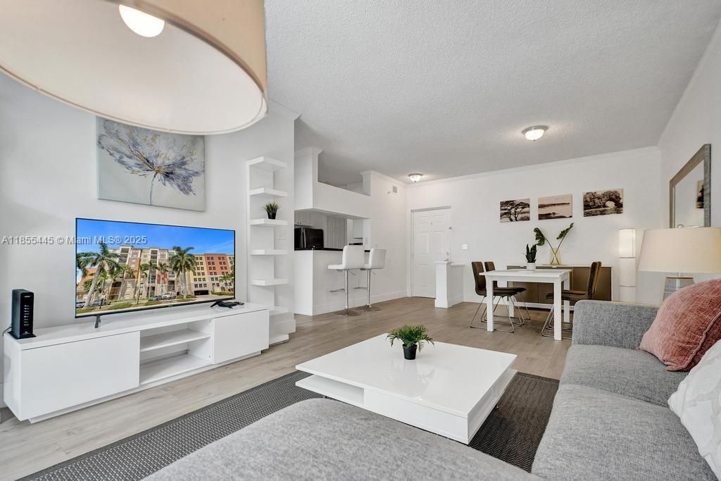 For Sale: $455,000 (2 beds, 1 baths, 907 Square Feet)