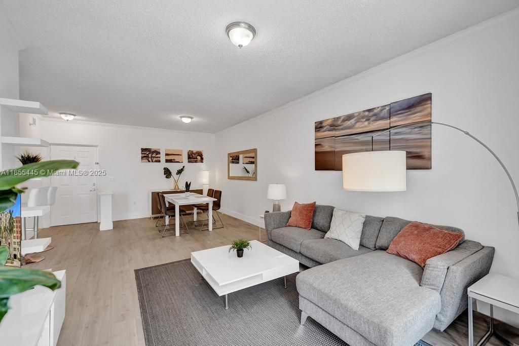 For Sale: $455,000 (2 beds, 1 baths, 907 Square Feet)