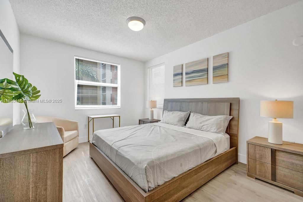 For Sale: $455,000 (2 beds, 1 baths, 907 Square Feet)