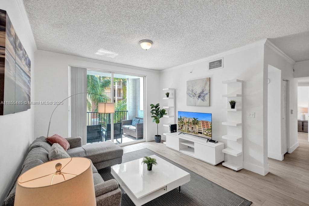 For Sale: $455,000 (2 beds, 1 baths, 907 Square Feet)