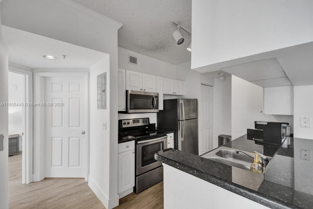 For Sale: $455,000 (2 beds, 1 baths, 907 Square Feet)