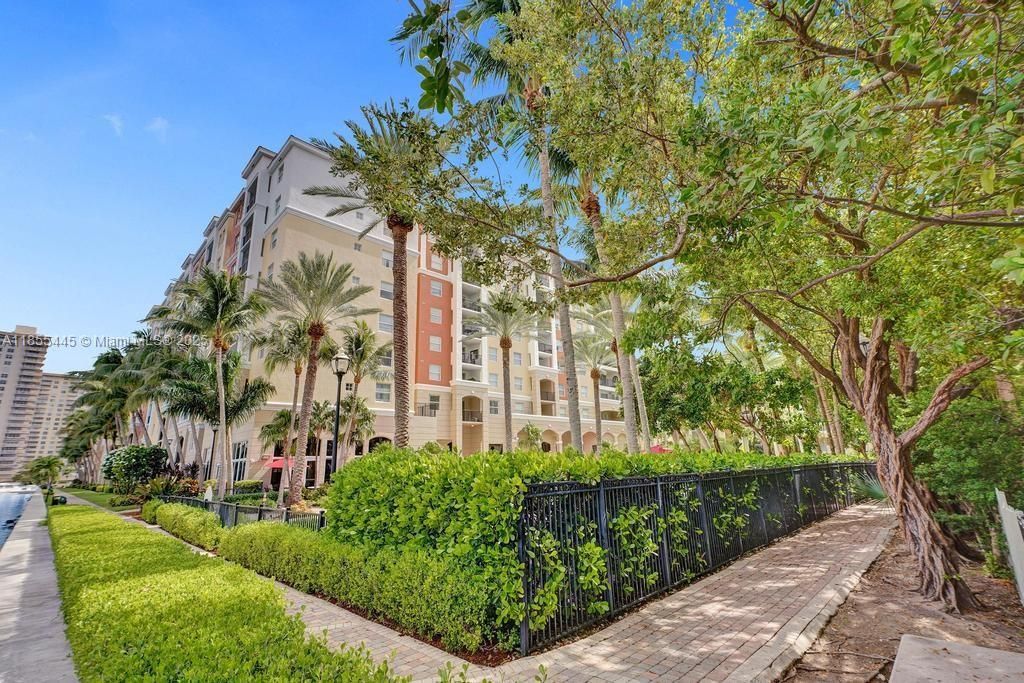 For Sale: $455,000 (2 beds, 1 baths, 907 Square Feet)