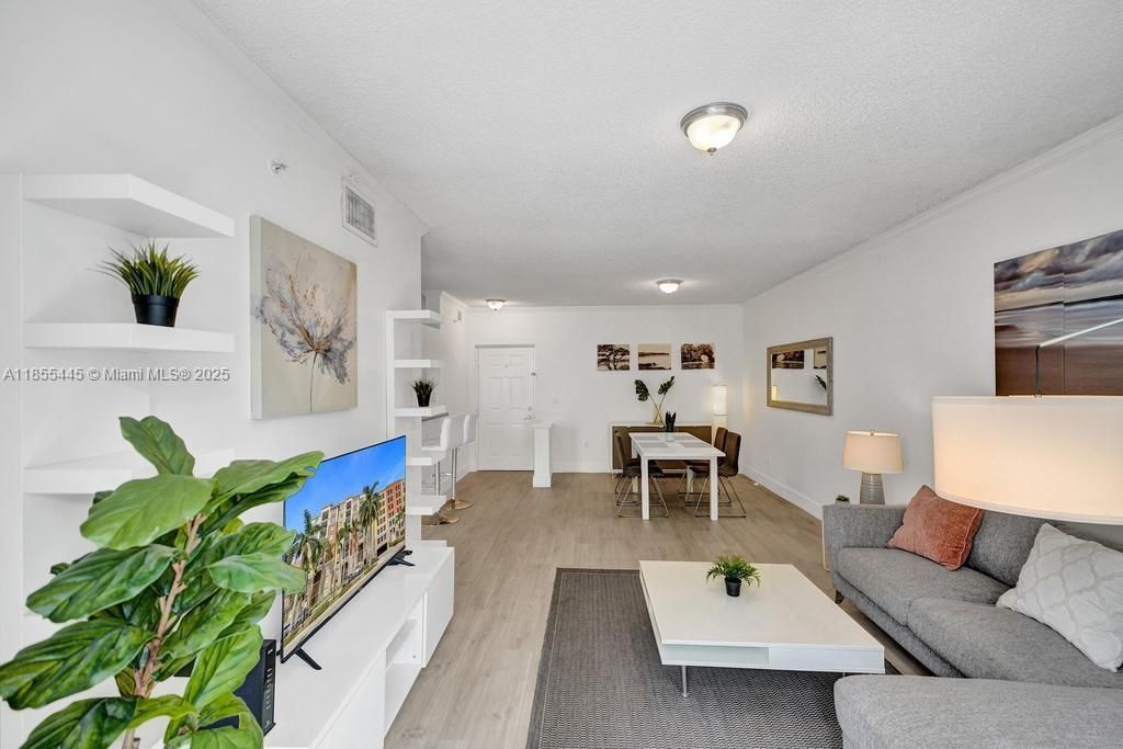 For Sale: $455,000 (2 beds, 1 baths, 907 Square Feet)