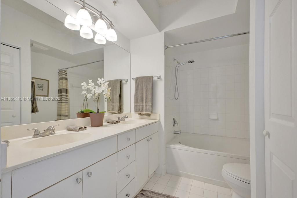 For Sale: $455,000 (2 beds, 1 baths, 907 Square Feet)
