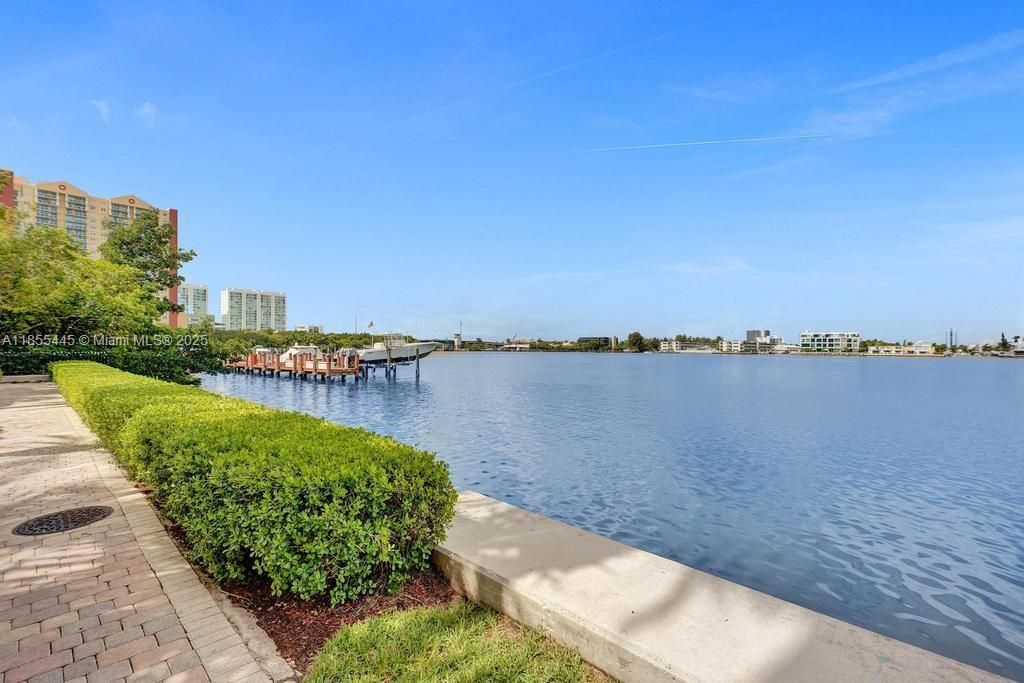 For Sale: $455,000 (2 beds, 1 baths, 907 Square Feet)