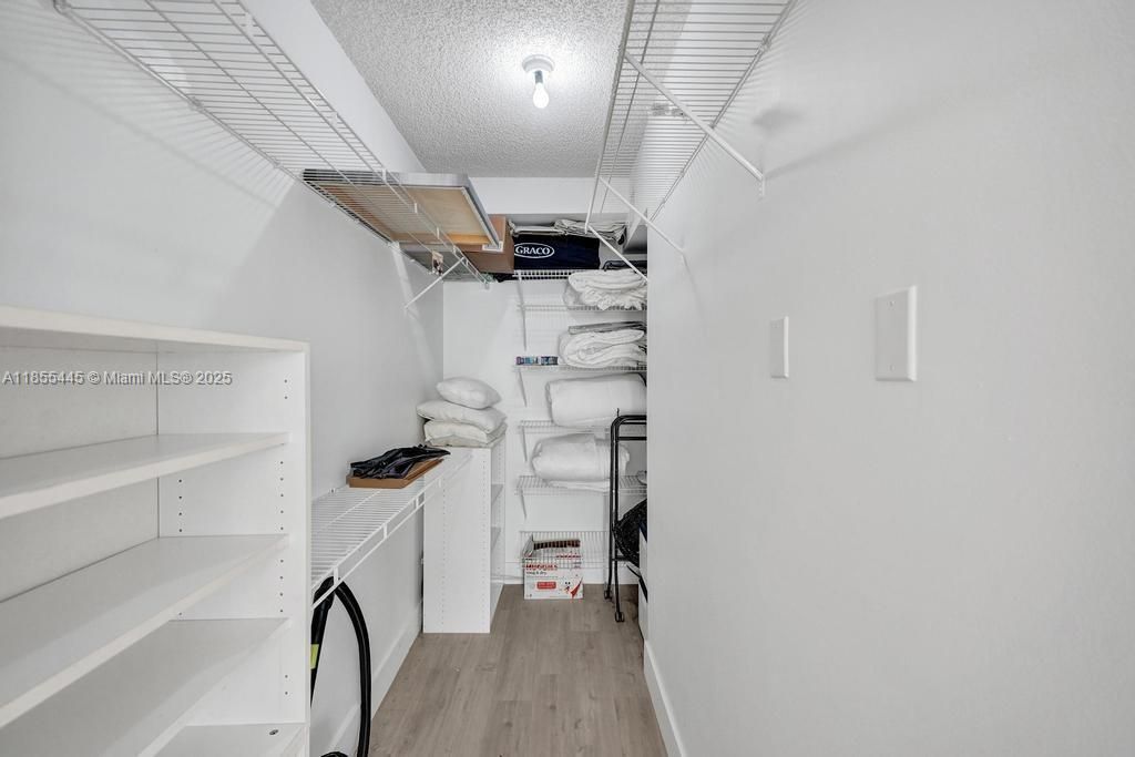 For Sale: $455,000 (2 beds, 1 baths, 907 Square Feet)