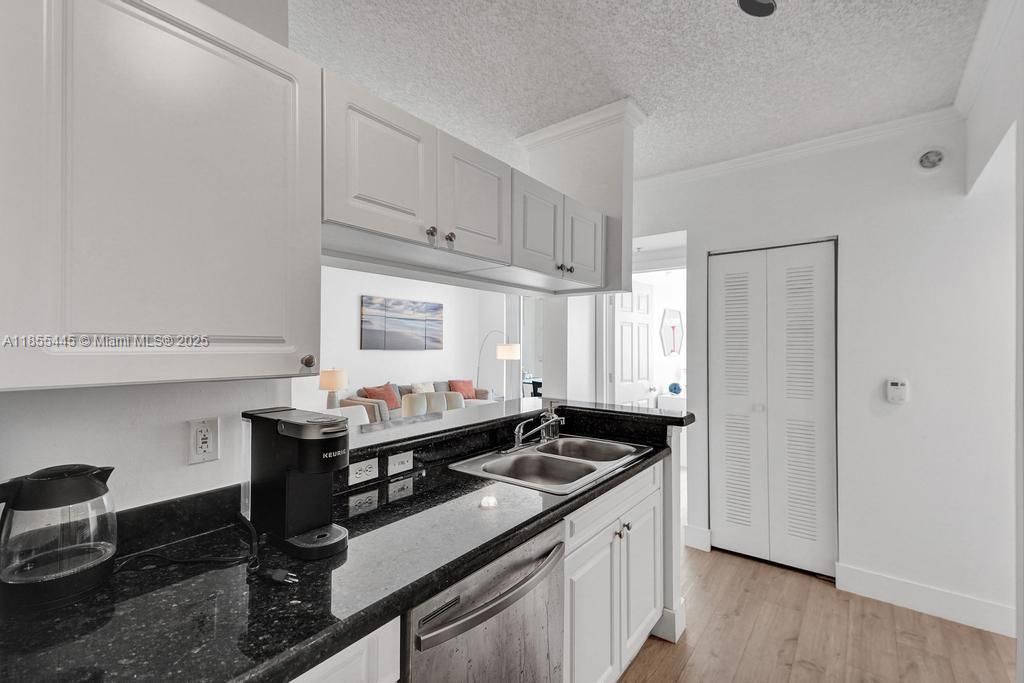 For Sale: $455,000 (2 beds, 1 baths, 907 Square Feet)