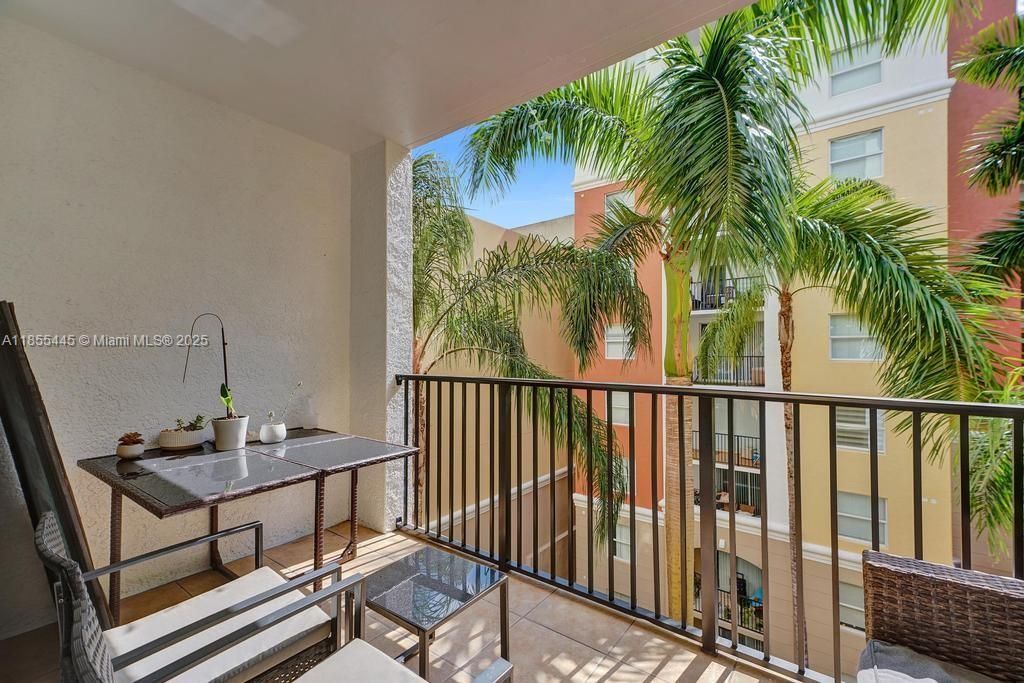 For Sale: $455,000 (2 beds, 1 baths, 907 Square Feet)