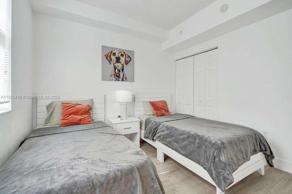 For Sale: $455,000 (2 beds, 1 baths, 907 Square Feet)