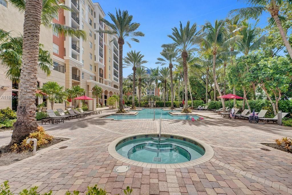 For Sale: $455,000 (2 beds, 1 baths, 907 Square Feet)