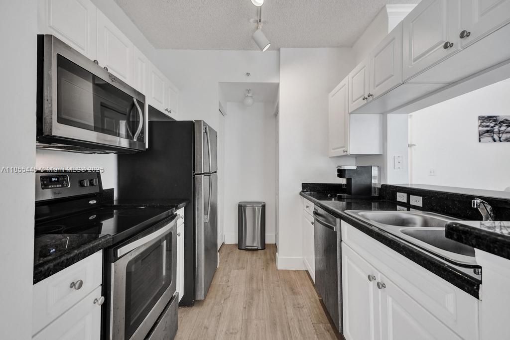 For Sale: $455,000 (2 beds, 1 baths, 907 Square Feet)