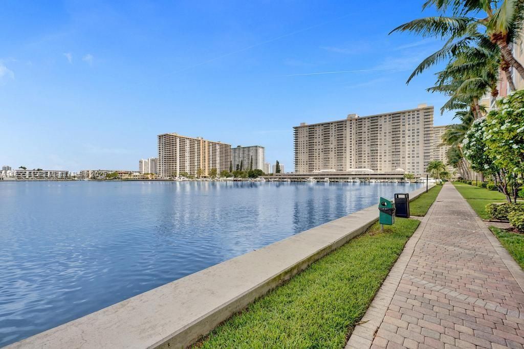 For Sale: $455,000 (2 beds, 1 baths, 907 Square Feet)