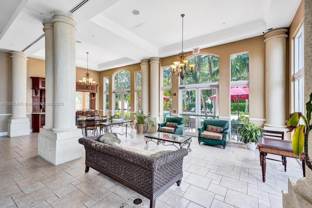 For Sale: $455,000 (2 beds, 1 baths, 907 Square Feet)