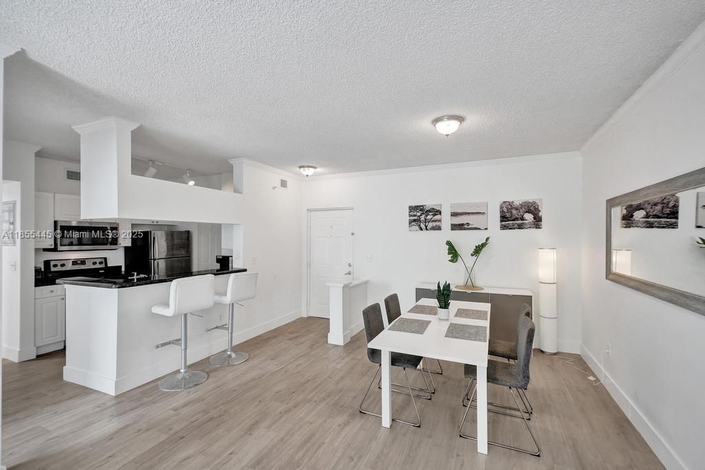 For Sale: $455,000 (2 beds, 1 baths, 907 Square Feet)