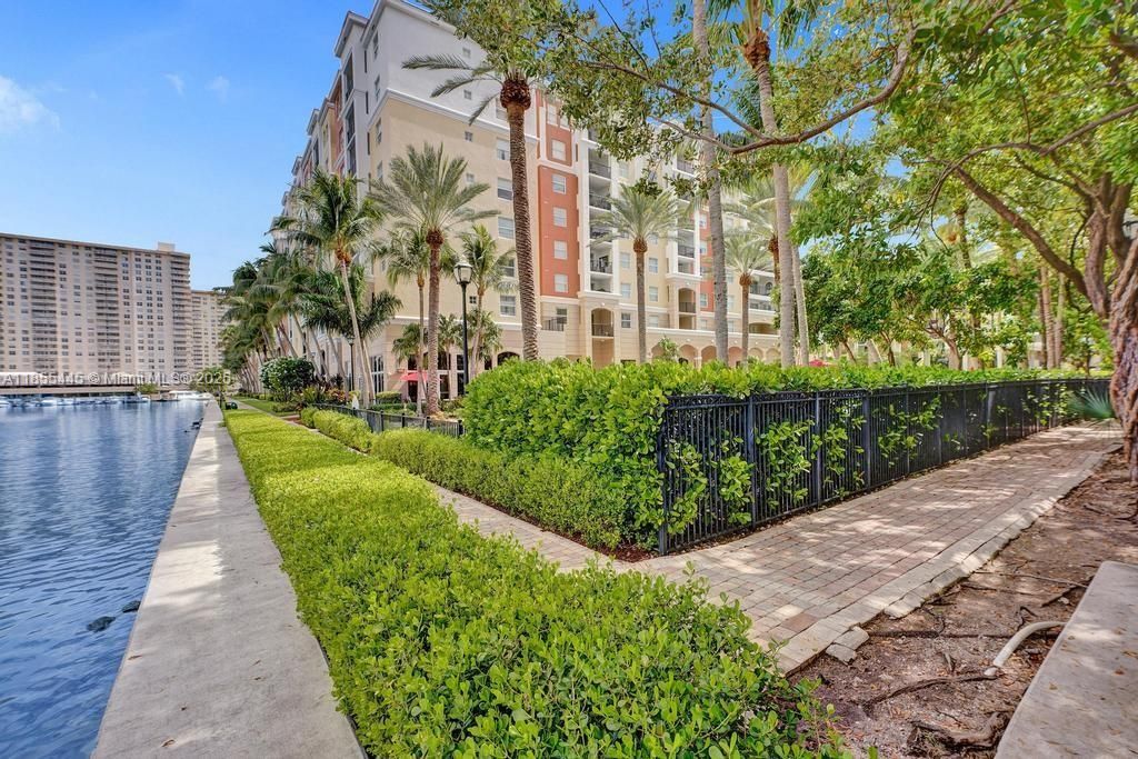 For Sale: $455,000 (2 beds, 1 baths, 907 Square Feet)