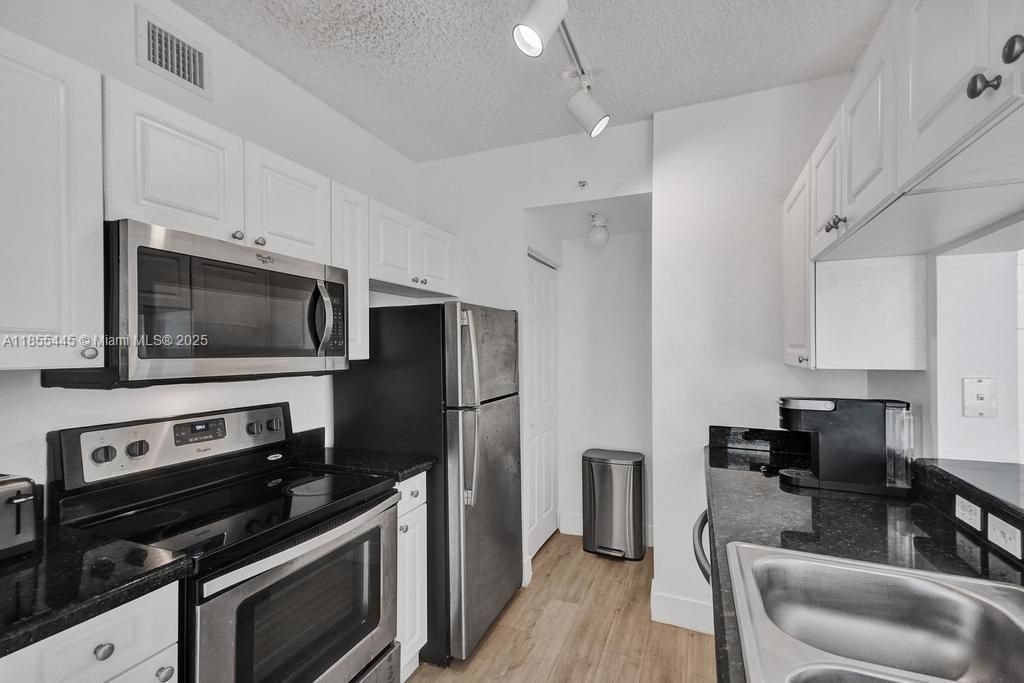 For Sale: $455,000 (2 beds, 1 baths, 907 Square Feet)
