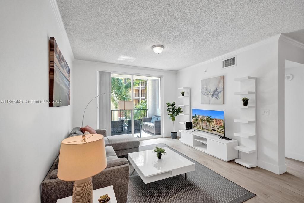 For Sale: $455,000 (2 beds, 1 baths, 907 Square Feet)