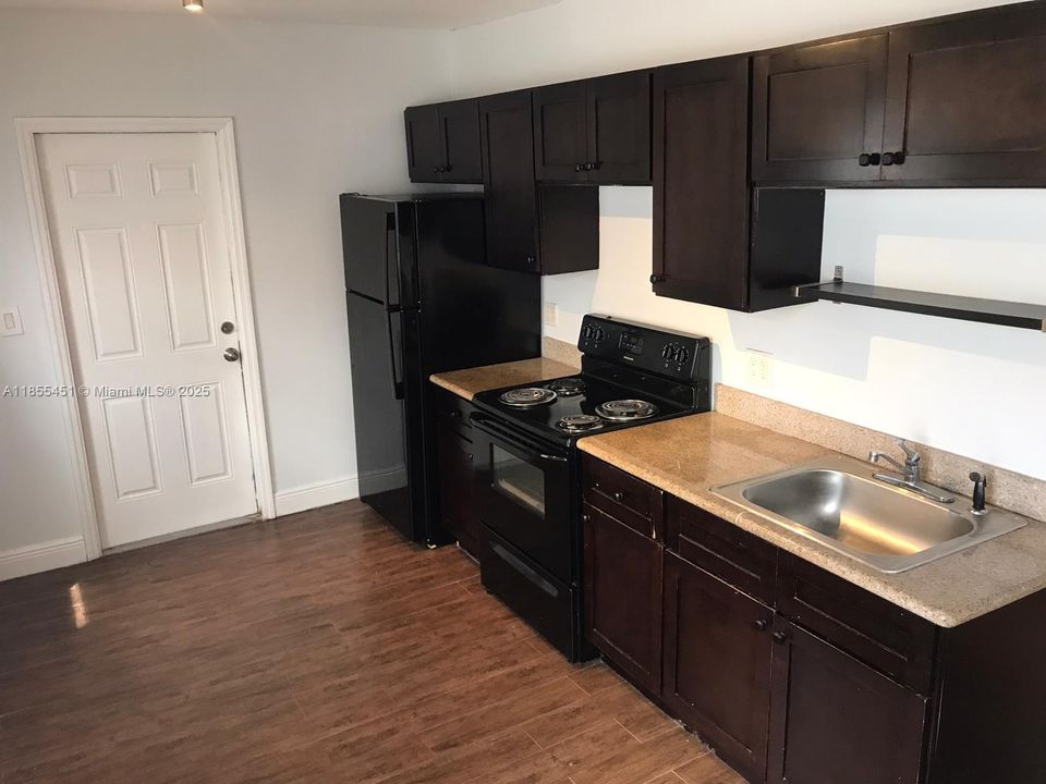 Active With Contract: $1,475 (0 beds, 1 baths, 600 Square Feet)
