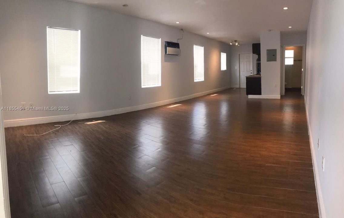 Active With Contract: $1,475 (0 beds, 1 baths, 600 Square Feet)