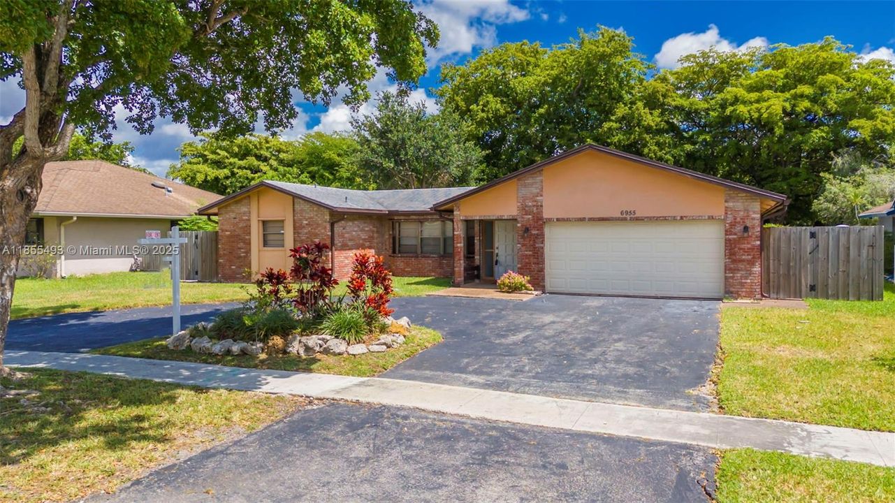 Recently Rented: $3,900 (3 beds, 2 baths, 1938 Square Feet)