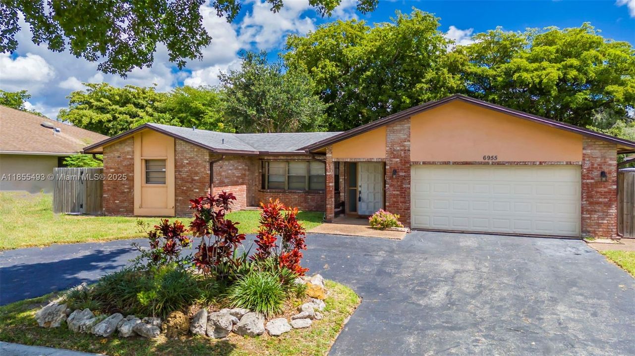 Recently Rented: $3,900 (3 beds, 2 baths, 1938 Square Feet)