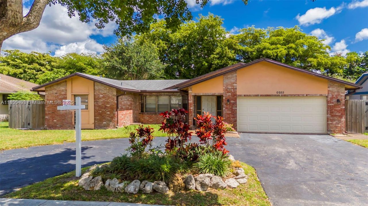 Recently Rented: $3,900 (3 beds, 2 baths, 1938 Square Feet)