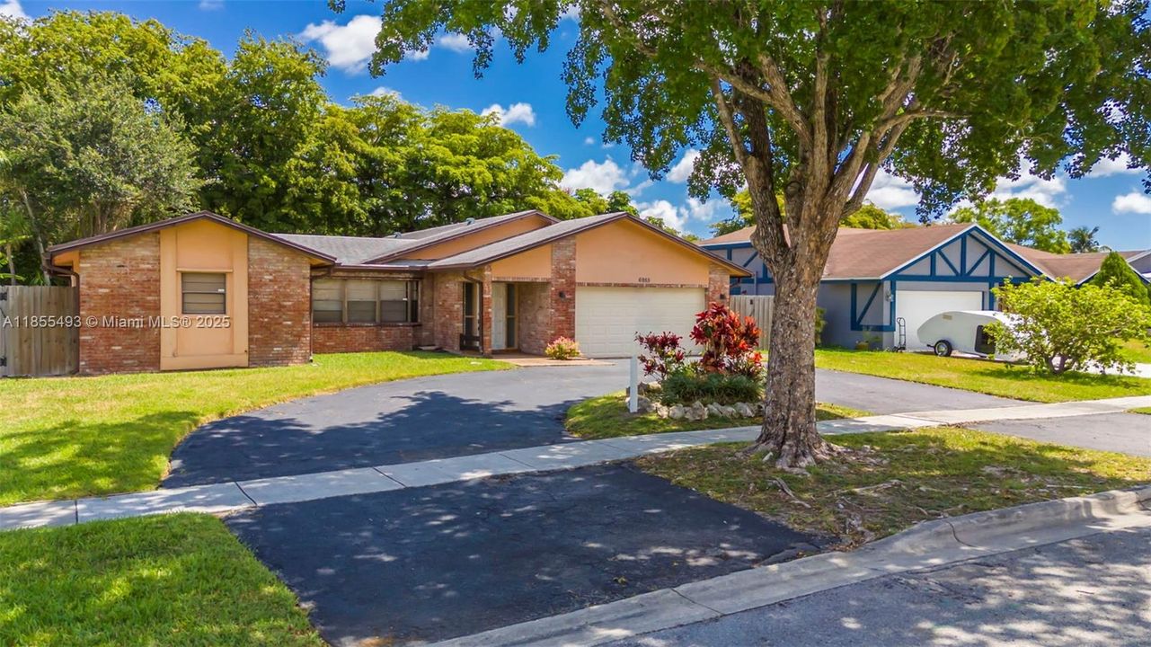 Recently Rented: $3,900 (3 beds, 2 baths, 1938 Square Feet)