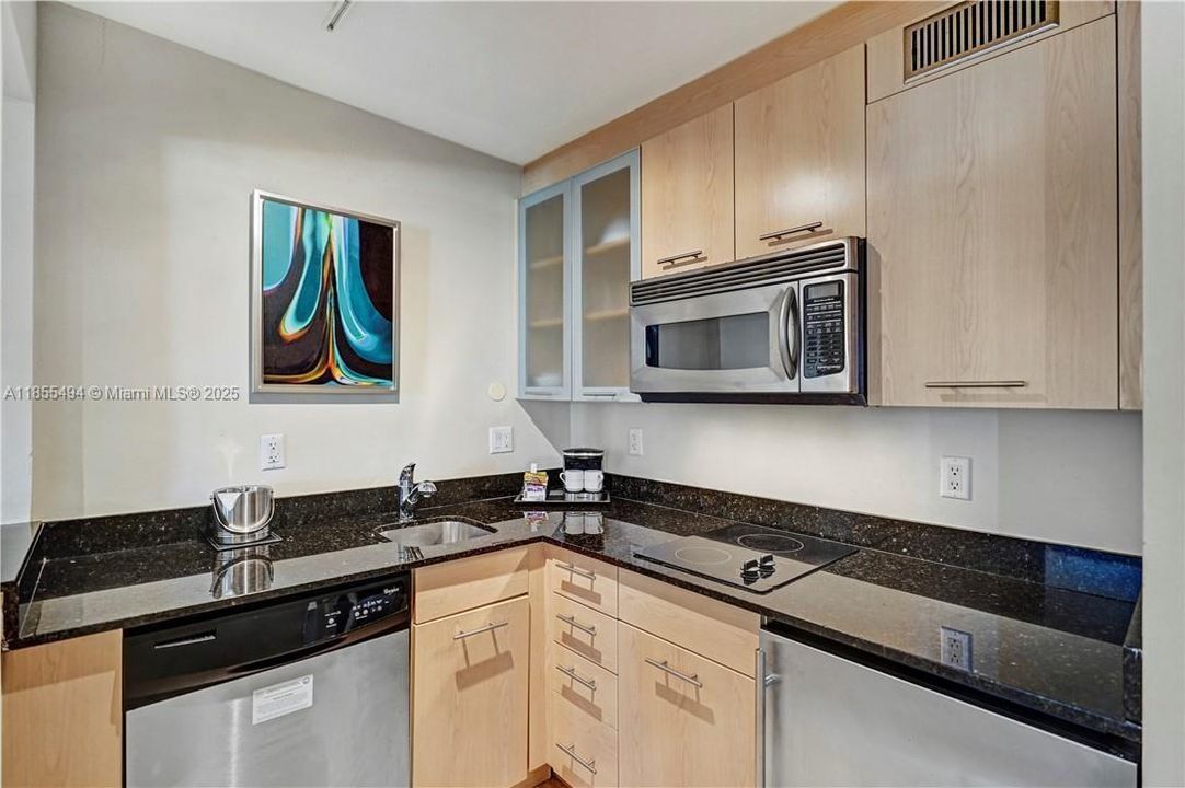 For Sale: $165,000 (1 beds, 1 baths, 548 Square Feet)